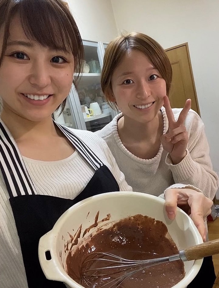 お菓子作りを行う姉・西岡育美選手（左）と西岡成美選手（右）